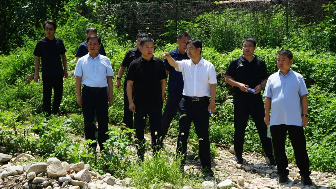 山东省应急管理厅党委委员、副厅长武甲庆来山青世界开展防汛调研工作